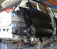 トヨタ・エスティマの鈑金修理事例（１）のサムネイル